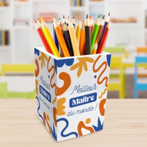 Exprimez votre gratitude et offrez une touche de gaieté au bureau de votre maître préféré avec notre pot à crayons affectif "Meilleur Maître du monde !". Pratique et décoratif, ce pot en bois carré est le cadeau idéal pour la fin de l'année scolaire.