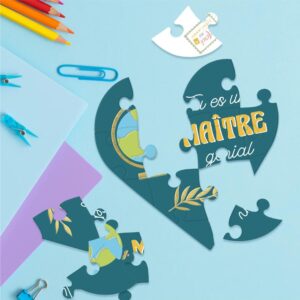 Offrez un message touchant et mémorable avec notre puzzle affectif "Maître Génial". Composé de 13 pièces qui, une fois assemblées, forment un cœur bleu avec un globe terrestre et la mention "Tu es un maître génial" en jaune et blanc. L'arrière du puzzle peut être personnalisé avec un message. Livré avec une enveloppe carrée jaune, ce cadeau original est parfait pour remercier votre maître et lui garantir un immense sourire !