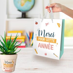 Emballez vos marques de gratitude avec élégance et originalité grâce à notre sac cadeau "Merci pour cette Année". Idéal pour les fins d'année scolaire ou toute occasion de remercier, il ajoute une touche affective à vos présents.