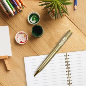 Ce stylo doré à l'encre noire est le cadeau parfait pour noter toutes ses pensées ou l'amener à l'école ! Affectif et pratique, il sera particulièrement apprécié par sa mention "Meilleure Maîtresse", faisant de lui un présent idéal pour remercier une maîtresse exceptionnelle en fin d'année scolaire.