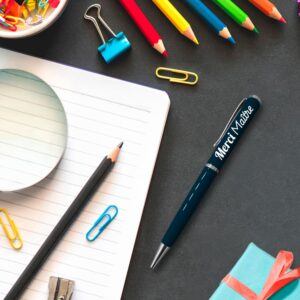 Exprimez votre gratitude de manière élégante et personnalisée avec notre stylo bille "Merci Maître". Ce stylo de qualité à l'encre noire est le cadeau idéal pour remercier un maître exceptionnel. Livré dans une boîte cadeau, il est prêt à offrir.