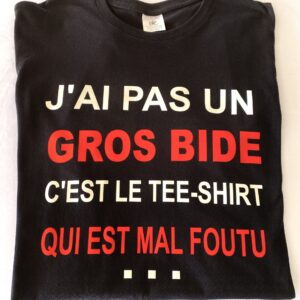 Arborez l'humour avec notre T-shirt Homme "J'ai pas un gros bide c'est le t-shirt qui est mal foutu..." ! Un cadeau original et confortable pour les hommes qui préfèrent l'autodérision aux régimes