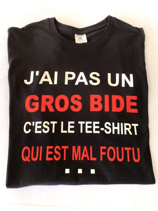 Arborez l'humour avec notre T-shirt Homme "J'ai pas un gros bide c'est le t-shirt qui est mal foutu..." ! Un cadeau original et confortable pour les hommes qui préfèrent l'autodérision aux régimes