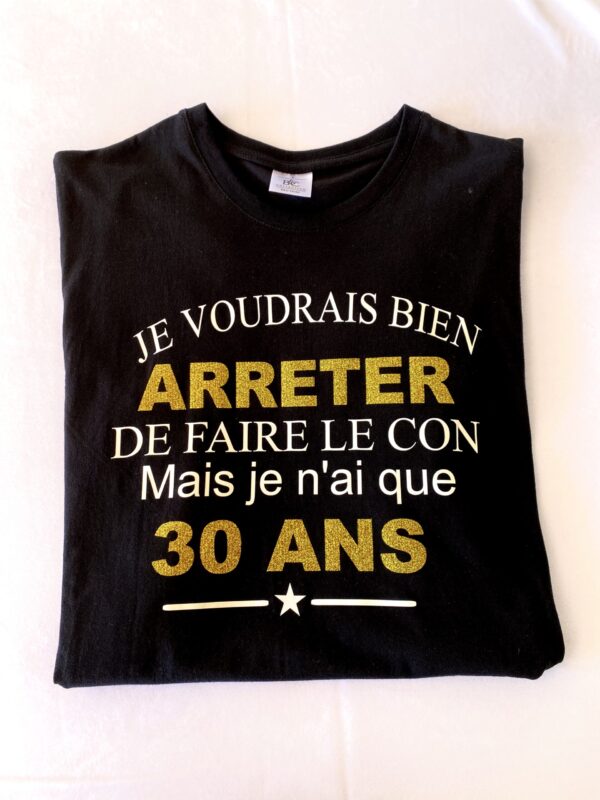Célébrez la trentaine avec humour et originalité grâce à notre T-shirt Homme "Je voudrais bien arrêter de faire le con mais je n'ai que 30 ans" ! Un cadeau unique et parfait pour cet anniversaire emblématique