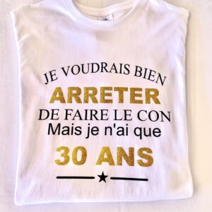 Célébrez la trentaine avec humour et originalité grâce à notre T-shirt Homme "Je voudrais bien arrêter de faire le con mais je n'ai que 30 ans" ! Un cadeau unique et parfait pour cet anniversaire emblématique
