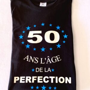 Marquez le coup des 50 ans avec notre T-shirt Homme "50 ans : L'âge de..." ! Un cadeau humoristique et confortable pour un anniversaire inoubliable.