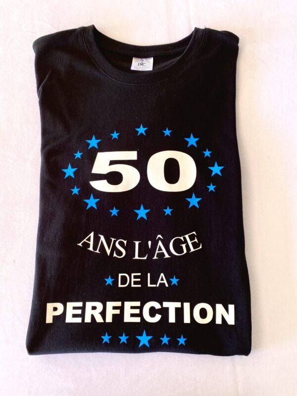 Marquez le coup des 50 ans avec notre T-shirt Homme "50 ans : L'âge de..." ! Un cadeau humoristique et confortable pour un anniversaire inoubliable.