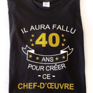 Marquez les 40 ans avec humour et originalité grâce à notre T-shirt Homme "Il a fallu 40 ans pour créer ce chef d'œuvre !" Un cadeau unique et parfait pour cet anniversaire emblématique.