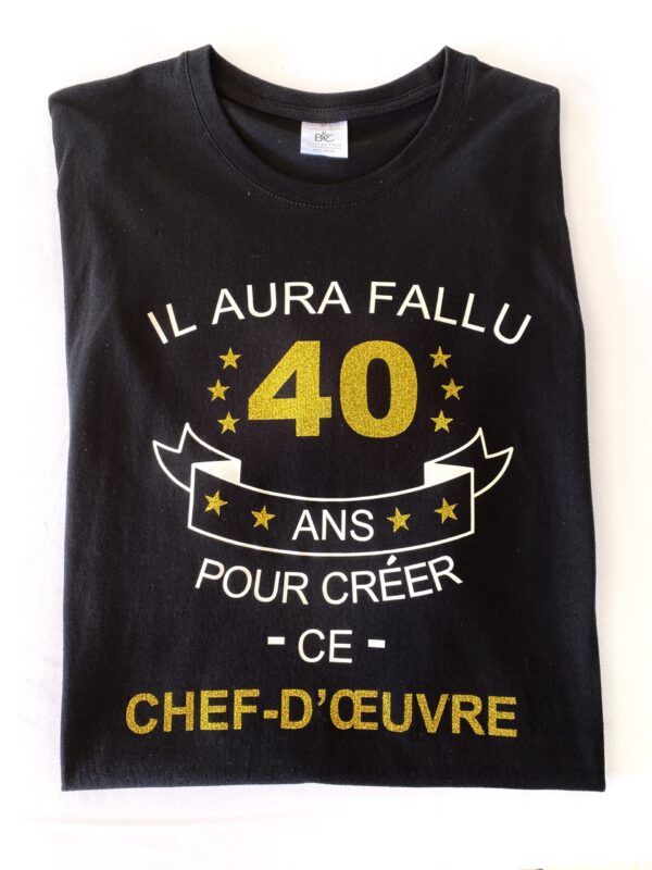 Marquez les 40 ans avec humour et originalité grâce à notre T-shirt Homme "Il a fallu 40 ans pour créer ce chef d'œuvre !" Un cadeau unique et parfait pour cet anniversaire emblématique.