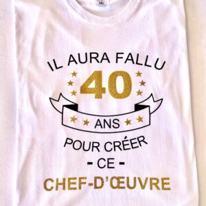 Marquez les 40 ans avec humour et originalité grâce à notre T-shirt Homme "Il a fallu 40 ans pour créer ce chef d'œuvre !" Un cadeau unique et parfait pour cet anniversaire emblématique.