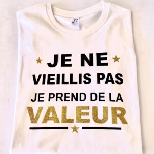 Parce que l'âge n'est qu'un chiffre, et l'expérience un trésor ! Notre T-shirt Blanc Homme "Je ne vieillis pas je prends de la valeur" est la manière parfaite de célébrer le temps qui passe avec une bonne dose d'optimisme et d'humour. Ce t-shirt affiche fièrement un message qui saura faire sourire et rappeler avec légèreté que chaque année est un millésime qui affine le caractère, comme un bon vin ou un objet de collection !
