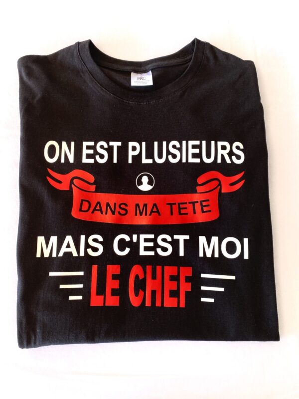 Arborez l'humour avec notre T-shirt "On est plusieurs dans ma tête mais c'est moi le chef" ! Un cadeau original et confortable pour les esprits vifs et les chefs de leur propre pensée