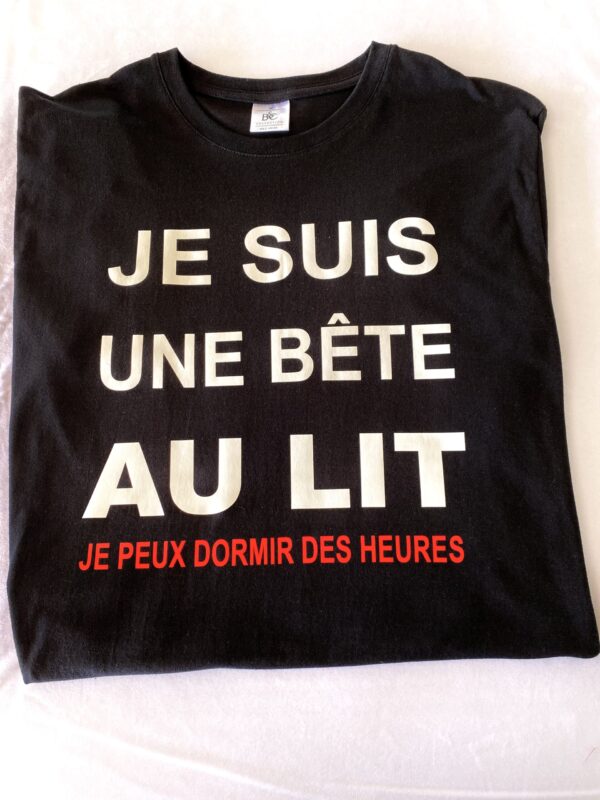 Arborez l'humour avec notre T-shirt Homme "Une bête au lit... je peux dormir des heures" ! Un cadeau original et confortable pour les grands dormeurs assumés