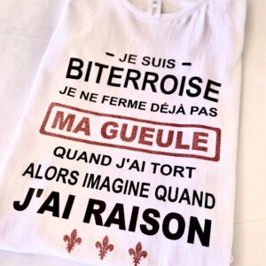 T-shirt humoristique pour femme originaire de Béziers, avec un texte imprimé affirmant son caractère : 'Je suis Biterroise, je ne ferme déjà pas ma gueule quand j'ai tort alors imagine quand j'ai raison.