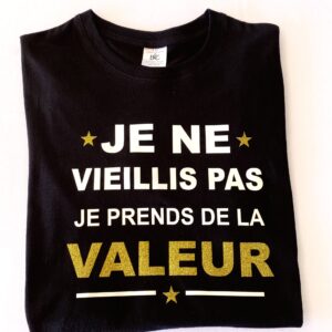 Célébrez le temps qui passe avec esprit grâce à notre T-shirt Noir Homme "Je ne vieillis pas je prends de la valeur" ! Un cadeau humoristique et confortable, parfait pour affirmer avec panache que l'âge est un atout.