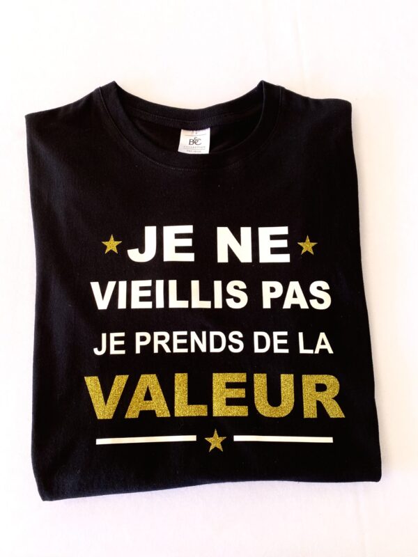Célébrez le temps qui passe avec esprit grâce à notre T-shirt Noir Homme "Je ne vieillis pas je prends de la valeur" ! Un cadeau humoristique et confortable, parfait pour affirmer avec panache que l'âge est un atout.
