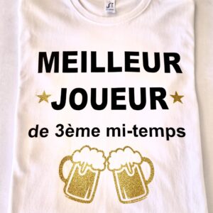 Célébrez la convivialité avec notre T-shirt "Meilleur joueur de 3ème mi-temps" ! Un cadeau humoristique et confortable, orné de motifs de bières, parfait pour les rois de l'après-match.