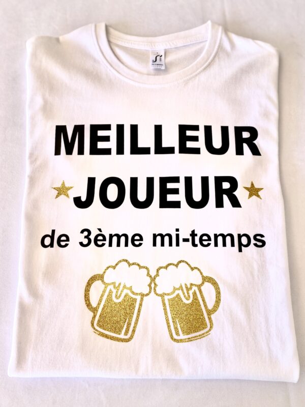 Célébrez la convivialité avec notre T-shirt "Meilleur joueur de 3ème mi-temps" ! Un cadeau humoristique et confortable, orné de motifs de bières, parfait pour les rois de l'après-match.