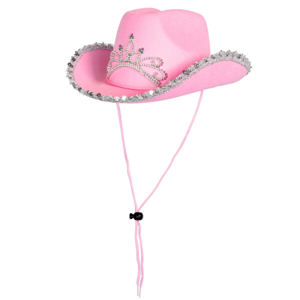 Offrez à votre enfant le style unique d'une cowgirl avec ce charmant chapeau rose ! Parfait pour les jeux d'imagination, les déguisements ou les fêtes à thème western, ce chapeau se distingue par sa couleur vibrante et ses détails brillants. Le bord est orné de sequins argentés et de perles, ajoutant une touche de fantaisie, tandis qu'une élégante couronne de strass argentés et verts est brodée sur le devant.