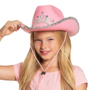 Offrez à votre enfant le style unique d'une cowgirl avec ce charmant chapeau rose ! Parfait pour les jeux d'imagination, les déguisements ou les fêtes à thème western, ce chapeau se distingue par sa couleur vibrante et ses détails brillants. Le bord est orné de sequins argentés et de perles, ajoutant une touche de fantaisie, tandis qu'une élégante couronne de strass argentés et verts est brodée sur le devant.