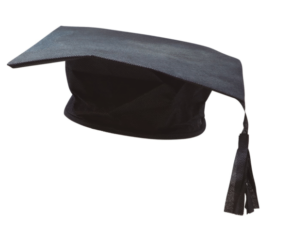À la recherche de l'accessoire indispensable pour une cérémonie de remise de diplôme, une fête de fin d'année scolaire ou une célébration de réussite académique ? Notre Chapeau de Diplômé est le choix parfait ! Ce chapeau noir classique avec sa pampille assortie est le symbole universel de l'accomplissement et de la transition vers de nouveaux horizons.
