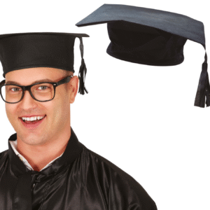 À la recherche de l'accessoire indispensable pour une cérémonie de remise de diplôme, une fête de fin d'année scolaire ou une célébration de réussite académique ? Notre Chapeau de Diplômé est le choix parfait ! Ce chapeau noir classique avec sa pampille assortie est le symbole universel de l'accomplissement et de la transition vers de nouveaux horizons.