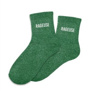 À la recherche d'une paire de chaussettes originale scintillante qui assume son côté fort et un peu... "rageux" ? Notre paire de chaussettes à paillettes "Rageuse" est l'accessoire Mode idéal ! Avec leur couleur verte étincelante et la mention "RAGEUSE" inscrite en blanc, elles sont la garantie d'un look stylé tout en affichant un message amusant et décalé. Elles sont parfaites pour ceux et celles qui aiment exprimer leur personnalité avec humour et une touche de fantaisie.
