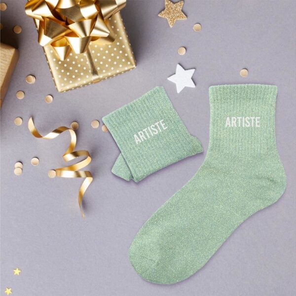 À la recherche d'une paire de chaussettes originale qui tient au chaud et célèbre l'âme créative ? Notre paire de chaussettes à paillettes "Artiste" est l'accessoire Mode idéal ! Avec leur couleur bleu pâle scintillante et la mention "ARTISTE" inscrite en blanc, elles sont la garantie de passer un hiver bien au chaud tout en affichant un message inspirant. Elles sont parfaites pour les rêveurs, les créateurs, et tous ceux qui voient le monde avec un regard unique.
