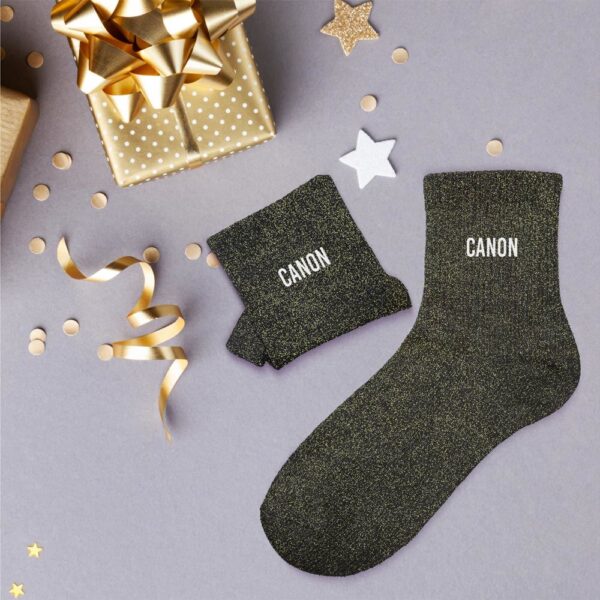 À la recherche d'une paire de chaussettes originale qui tient au chaud et exprime une personnalité forte et stylée ? Notre paire de chaussettes à paillettes "Canon" est l'accessoire Mode idéal ! Avec leur couleur noire scintillante et la mention "CANON" inscrite en blanc, elles sont la garantie de passer un hiver bien au chaud tout en affichant un message assumé. Elles sont parfaites pour celles qui aiment se sentir belles et confiantes, peu importe la saison.