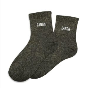 À la recherche d'une paire de chaussettes originale qui tient au chaud et exprime une personnalité forte et stylée ? Notre paire de chaussettes à paillettes "Canon" est l'accessoire Mode idéal ! Avec leur couleur noire scintillante et la mention "CANON" inscrite en blanc, elles sont la garantie de passer un hiver bien au chaud tout en affichant un message assumé. Elles sont parfaites pour celles qui aiment se sentir belles et confiantes, peu importe la saison.