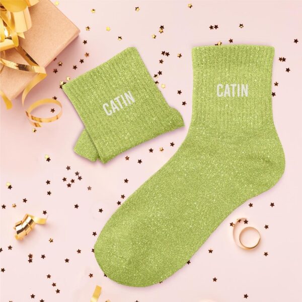 À la recherche d'une paire de chaussettes originale qui vous tient chaud avec style et affirme une personnalité piquante ? Notre paire de chaussettes à paillettes "CATIN" est l'accessoire Mode & Beauté idéal ! Ces chaussettes à paillettes vertes, ornées de la mention "catin" en blanc, sont la garantie d'un style scintillant et élégant en enveloppant vos pieds de douceur. Elles sont parfaites pour celles qui aiment briser les codes, s'amuser avec les mots et ajouter une pointe de provocation chic à leur tenue.