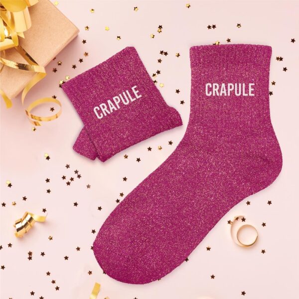 À la recherche d'une paire de chaussettes originale qui vous tient chaud avec style et affirme votre personnalité espiègle ? Notre paire de chaussettes à paillettes "CRAPULE" est l'accessoire Mode & Beauté idéal ! Ces chaussettes à paillettes fuchsia, ornées de la mention "crapule" en blanc, sont la garantie d'un style scintillant, élégant en enveloppant vos pieds de douceur. Elles sont parfaites pour celles qui aiment surprendre, séduire avec un brin d'insolence et illuminer chaque pas.