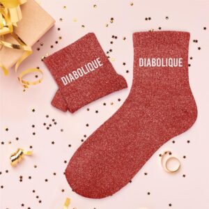 Ce n'est pas qu'un simple message, c'est aussi un confort assuré pour vos pieds ! Ces chaussettes sont non seulement douces et agréables à porter, mais aussi très tendance grâce à leurs paillettes finement intégrées qui apportent un éclat subtil et irrésistible. Leur taille unique (36-42) les rend adaptées à la plupart des pieds. Elles sont le cadeau parfait pour une amie avec de l'humour, pour une soirée déguisée ou simplement pour vous-même, pour égayer les journées avec une dose de bonne humeur et de brillance