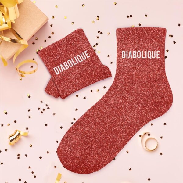 Ce n'est pas qu'un simple message, c'est aussi un confort assuré pour vos pieds ! Ces chaussettes sont non seulement douces et agréables à porter, mais aussi très tendance grâce à leurs paillettes finement intégrées qui apportent un éclat subtil et irrésistible. Leur taille unique (36-42) les rend adaptées à la plupart des pieds. Elles sont le cadeau parfait pour une amie avec de l'humour, pour une soirée déguisée ou simplement pour vous-même, pour égayer les journées avec une dose de bonne humeur et de brillance