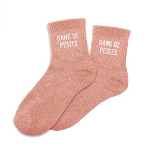 À la recherche d'une paire de chaussettes originale scintillante pour vous et vos meilleures amies ? Notre paire de chaussettes à paillettes "Gang de Pestes" est l'accessoire Mode idéal ! Avec leur couleur rose poudré étincelante et la mention "GANG DE PESTES" inscrite en blanc, elles sont la garantie d'un look stylé tout en affichant un message amusant et complice. Elles sont parfaites pour les groupes d'amies inséparables qui aiment rire d'elles-mêmes et partager des moments décalés.