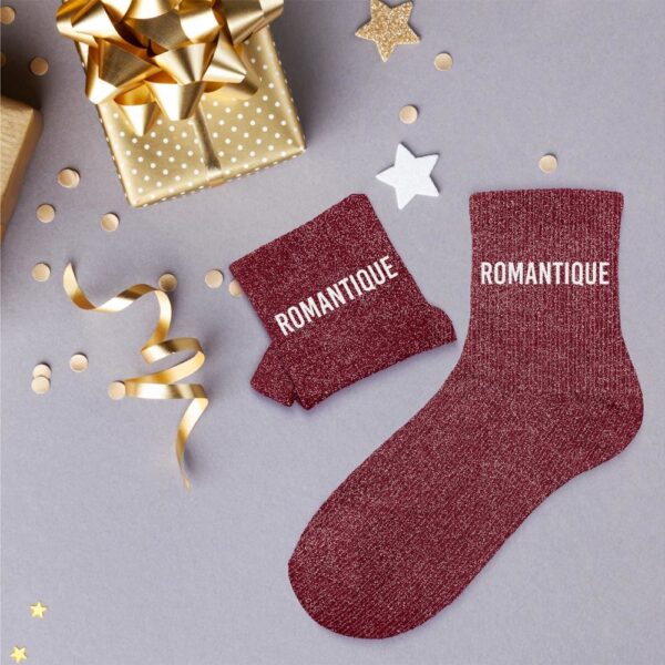 À la recherche d'une paire de chaussettes originale qui tient au chaud et exprime une personnalité douce et rêveuse ? Notre paire de chaussettes à paillettes "Romantique" est l'accessoire Mode idéal ! Avec leur couleur pourpre scintillante et la mention "ROMANTIQUE" inscrite en blanc, elles sont la garantie de passer un hiver bien au chaud tout en affichant un message plein de poésie. Elles sont parfaites pour les âmes sensibles, celles qui aiment les belles histoires, ou simplement pour se sentir enveloppée de douceur.