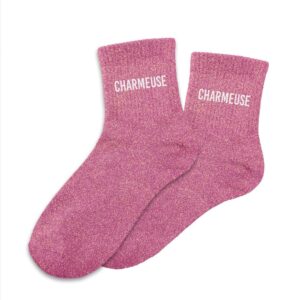 À la recherche d'une paire de chaussettes originale qui tient au chaud et exprime une personnalité pétillante et pleine de charme ? Notre paire de chaussettes à paillettes "Charmeuse" est l'accessoire Mode idéal ! Avec leur couleur rose vif scintillante et la mention "CHARMEUSE" inscrite en blanc, elles sont la garantie de passer un hiver bien au chaud tout en affichant un message audacieux et séduisant. Elles sont parfaites pour celles qui aiment attirer l'attention avec finesse et briller de mille feux.