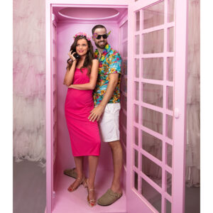 Mettez une ambiance de vacances à votre cou avec notre Chemise Paradise ! Un vêtement festif, coloré et léger, parfait pour toutes vos célébrations estivales.