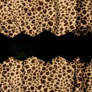 Envie de plonger dans l'ère des dinosaures et des hommes des cavernes ? Notre Déguisement Troglodyte est l'ensemble parfait pour une transformation réussie ! Ce costume vous transportera directement à l'âge de pierre avec ses éléments authentiques : Une robe / tunique à motifs léopard/peau de bête, avec une coupe déchiquetée au bas pour un effet "primitif". Une ceinture noire pour marquer la taille. Des bandeaux assortis pour les bras et/ou la tête.