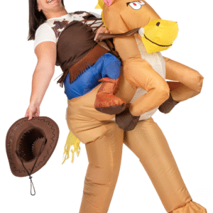 À la recherche d'un costume original qui marquera les esprits ? Notre déguisement de cheval gonflable pour adulte se compose d'un cheval et d'un gonfleur. Ce costume est complètement inédit : il donne l'impression que vous êtes sur le cheval, notamment grâce aux fausses jambes situées de chaque côté de la bête. Un effet visuel bluffant qui ne manquera pas de provoquer l'hilarité !