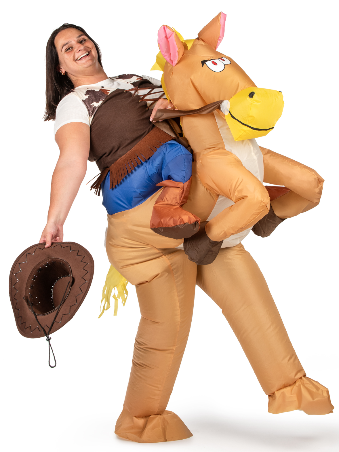 À la recherche d'un costume original qui marquera les esprits ? Notre déguisement de cheval gonflable pour adulte se compose d'un cheval et d'un gonfleur. Ce costume est complètement inédit : il donne l'impression que vous êtes sur le cheval, notamment grâce aux fausses jambes situées de chaque côté de la bête. Un effet visuel bluffant qui ne manquera pas de provoquer l'hilarité !