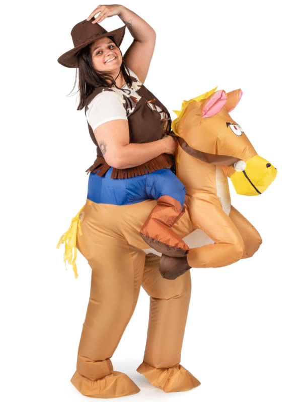 À la recherche d'un costume original qui marquera les esprits ? Notre déguisement de cheval gonflable pour adulte se compose d'un cheval et d'un gonfleur. Ce costume est complètement inédit : il donne l'impression que vous êtes sur le cheval, notamment grâce aux fausses jambes situées de chaque côté de la bête. Un effet visuel bluffant qui ne manquera pas de provoquer l'hilarité !