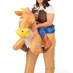 À la recherche d'un costume original qui marquera les esprits ? Notre déguisement de cheval gonflable pour adulte se compose d'un cheval et d'un gonfleur. Ce costume est complètement inédit : il donne l'impression que vous êtes sur le cheval, notamment grâce aux fausses jambes situées de chaque côté de la bête. Un effet visuel bluffant qui ne manquera pas de provoquer l'hilarité !