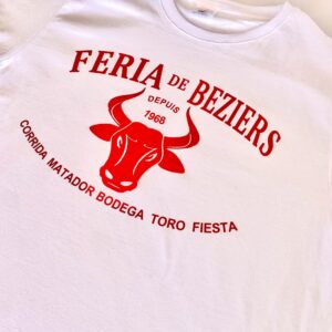 Célébrez la Féria de Béziers avec notre T-shirt dédié ! Confortable et emblématique, il est idéal pour afficher votre passion pour les festivités locales.