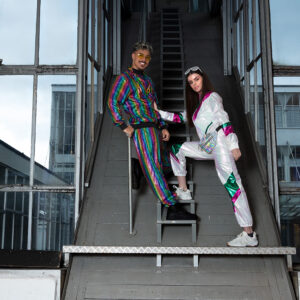 Optez pour le style et la praticité avec notre Sac Banane Argent Holographique ! Un accessoire branché, spacieux et idéal pour briller en toutes circonstances.