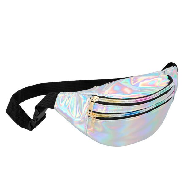 Optez pour le style et la praticité avec notre Sac Banane Argent Holographique ! Un accessoire branché, spacieux et idéal pour briller en toutes circonstances.