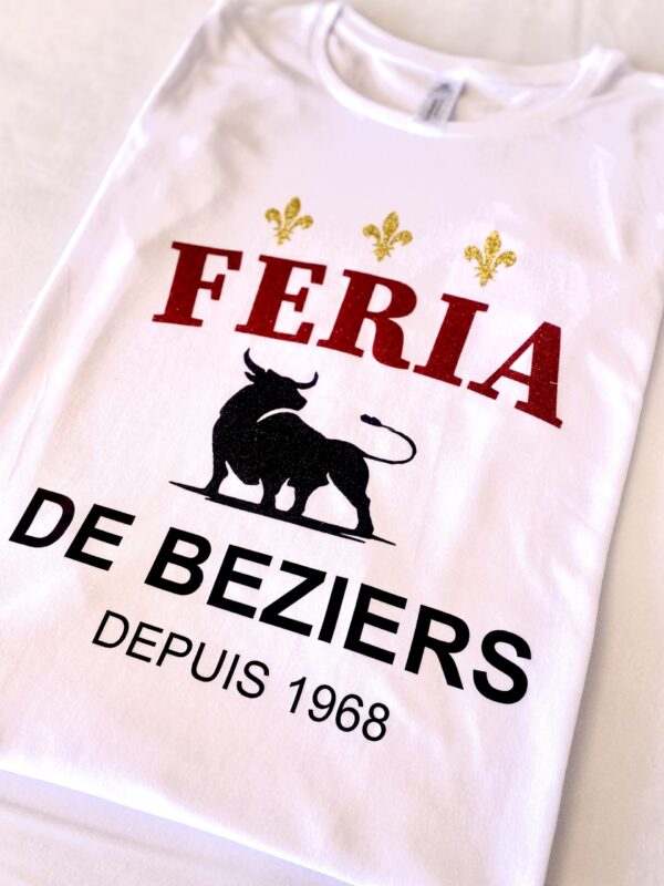 Célébrez la Féria de Béziers avec notre T-shirt dédié ! Confortable et emblématique, il est idéal pour afficher votre passion pour les festivités locales.