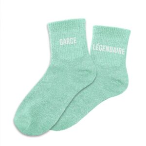 À la recherche d'une paire de chaussettes originale ? Notre paire de chaussettes à paillettes "Garce" et "Légendaire" est l'accessoire Mode idéal ! Ces chaussettes dépareillées se parent d'une couleur menthe à l'eau scintillante grâce à leurs paillettes. Elles sont ornées des inscriptions "GARCE" sur l'une et "LÉGENDAIRE" sur l'autre, en lettres blanches, la garantie d'un look stylé et d'un message qui ne laissera personne indifférent.