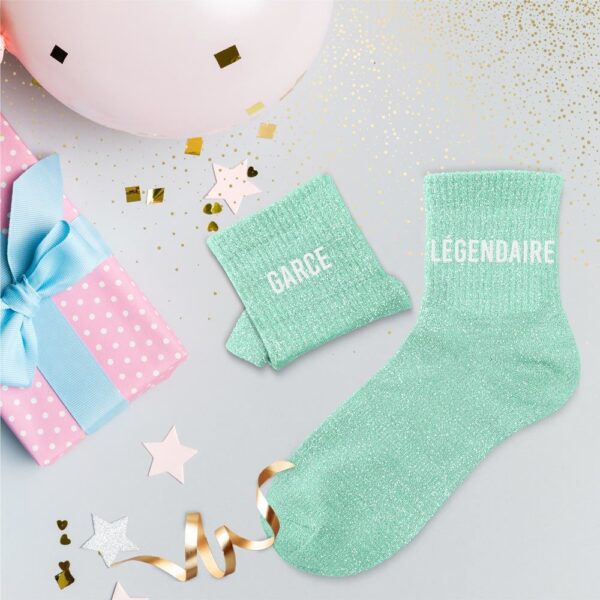 À la recherche d'une paire de chaussettes originale ? Notre paire de chaussettes à paillettes "Garce" et "Légendaire" est l'accessoire Mode idéal ! Ces chaussettes dépareillées se parent d'une couleur menthe à l'eau scintillante grâce à leurs paillettes. Elles sont ornées des inscriptions "GARCE" sur l'une et "LÉGENDAIRE" sur l'autre, en lettres blanches, la garantie d'un look stylé et d'un message qui ne laissera personne indifférent.
