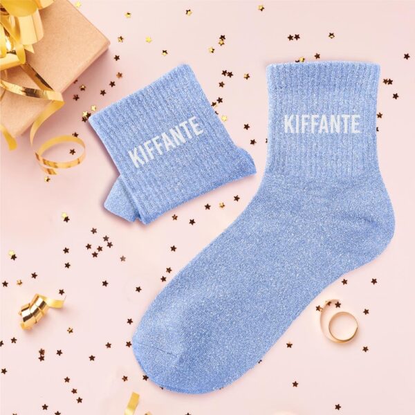 Exprimez votre joie de vivre avec nos Chaussettes Paillettes "Kiffante" ! Ces chaussettes sont parfaites pour les personnalités pétillantes qui apprécient chaque instant et veulent le montrer avec style. Elles se distinguent par leur délicate couleur bleu clair, entièrement parsemée de paillettes scintillantes. Chaque chaussette est ornée de la mention "KIFFANTE" en lettres blanches, pour un look à la fois stylé et plein d'enthousiasme.